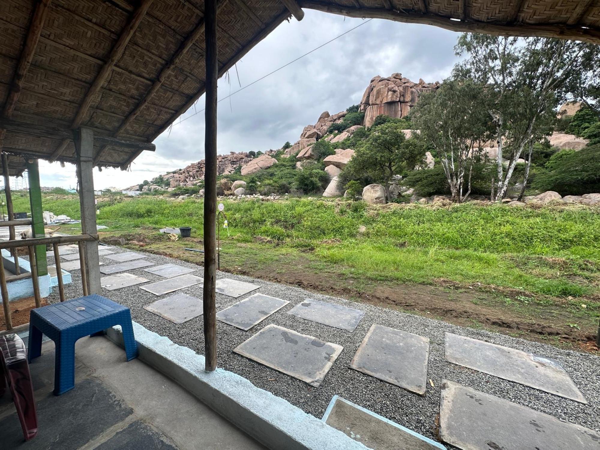 The Gravity Cafe -A Unit Of Staychillhampi Eksteriør bilde
