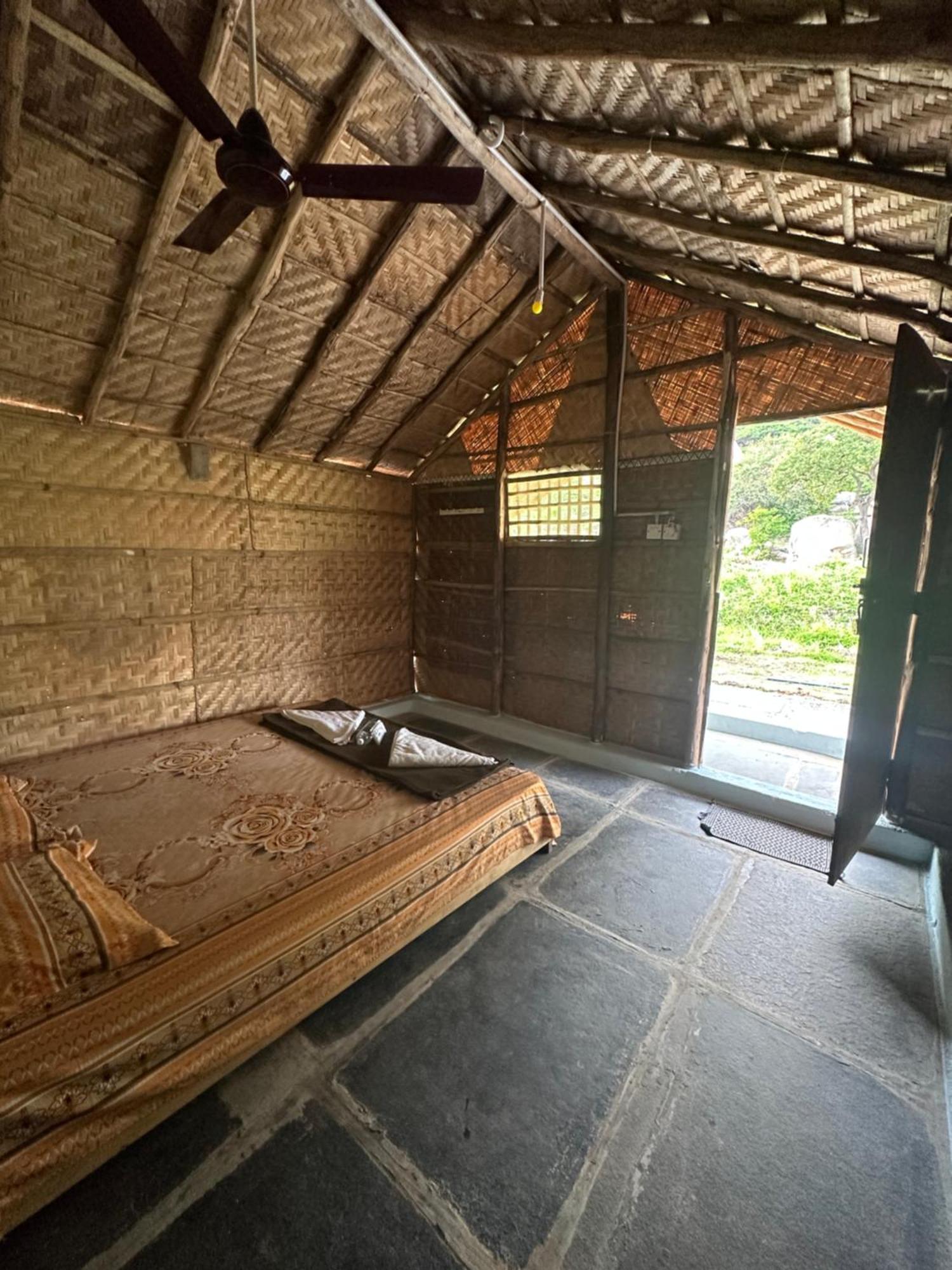 The Gravity Cafe -A Unit Of Staychillhampi Eksteriør bilde